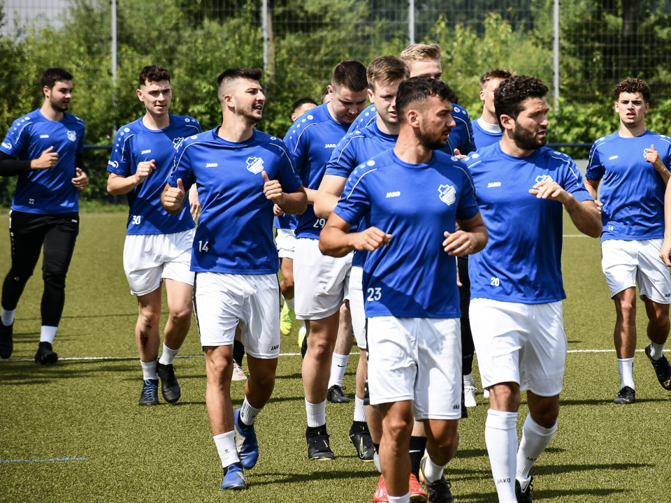 TuS Spieler laufen aus.